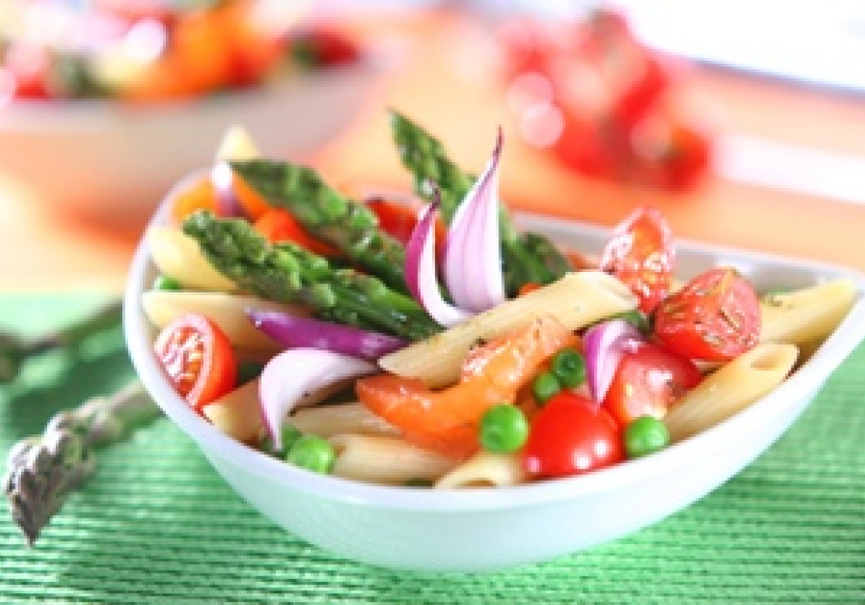 Sałatka ze szparagów, łososia i makaronu foto