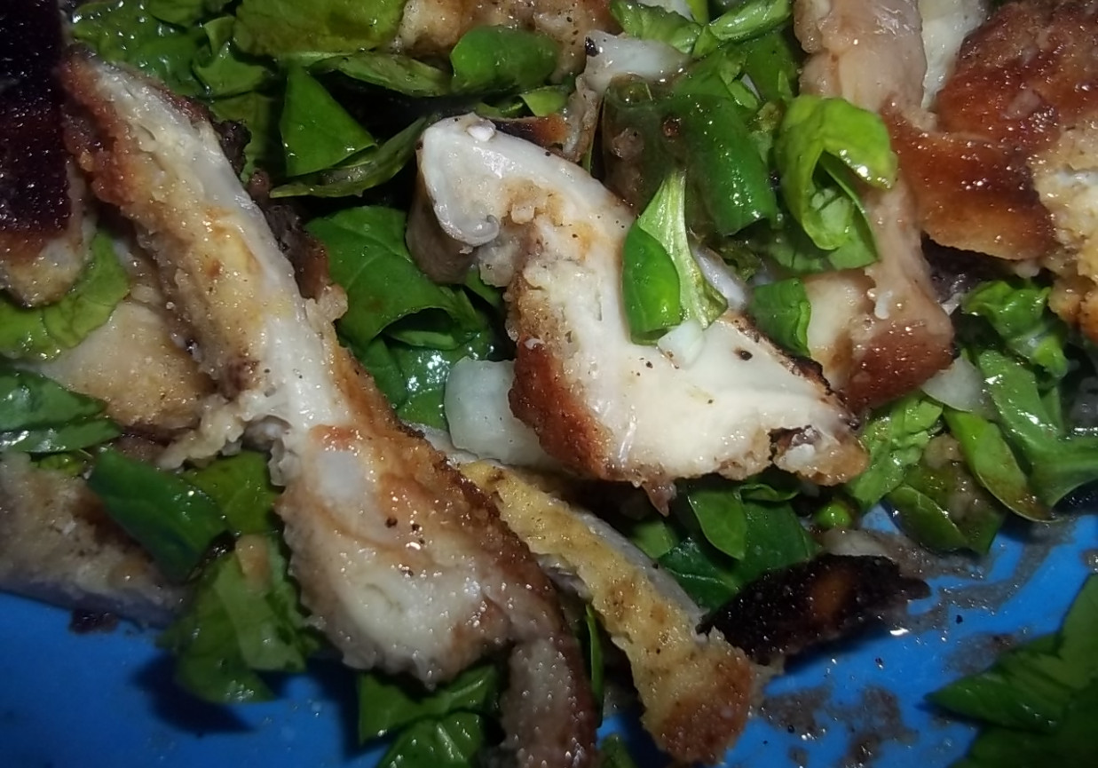 Sałatka ze szpinakiem i panierowanymi boczniakami foto