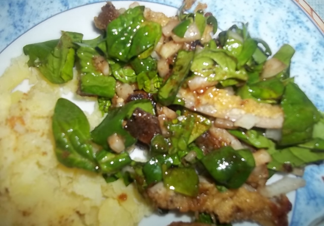 Sałatka ze szpinakiem i panierowanymi boczniakami foto