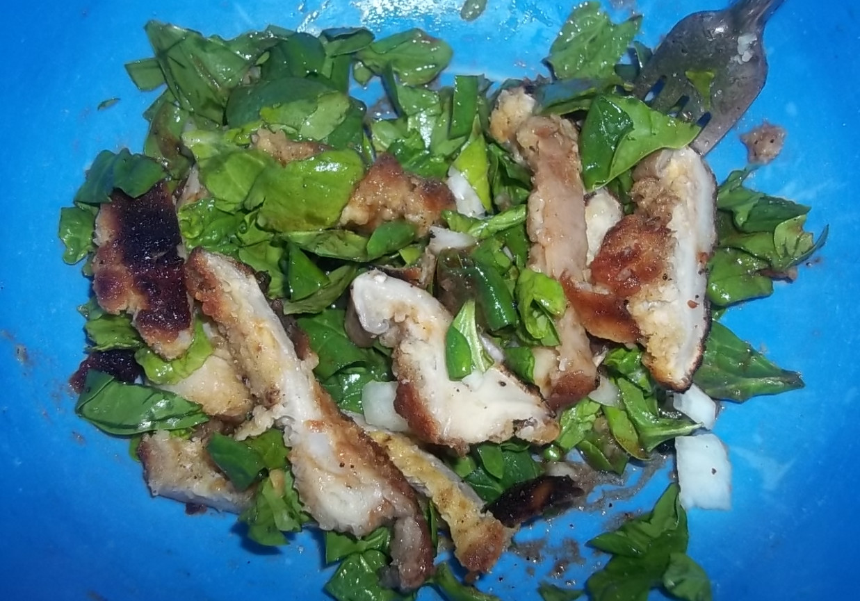 Sałatka ze szpinakiem i panierowanymi boczniakami foto