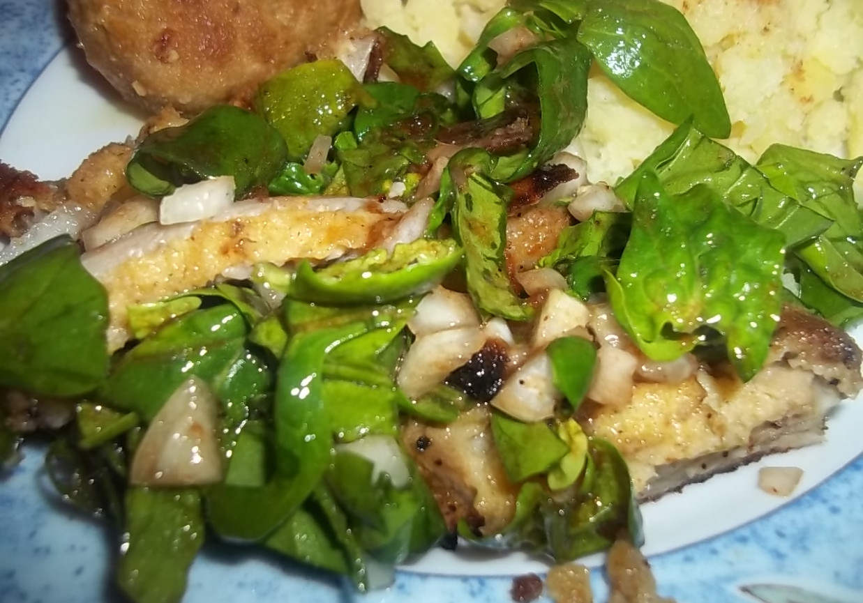 Sałatka ze szpinakiem i panierowanymi boczniakami foto