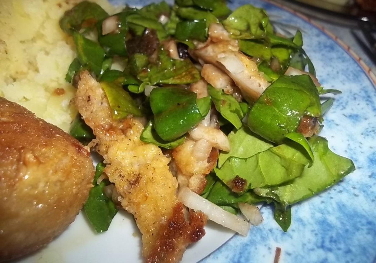 Sałatka ze szpinakiem i panierowanymi boczniakami foto