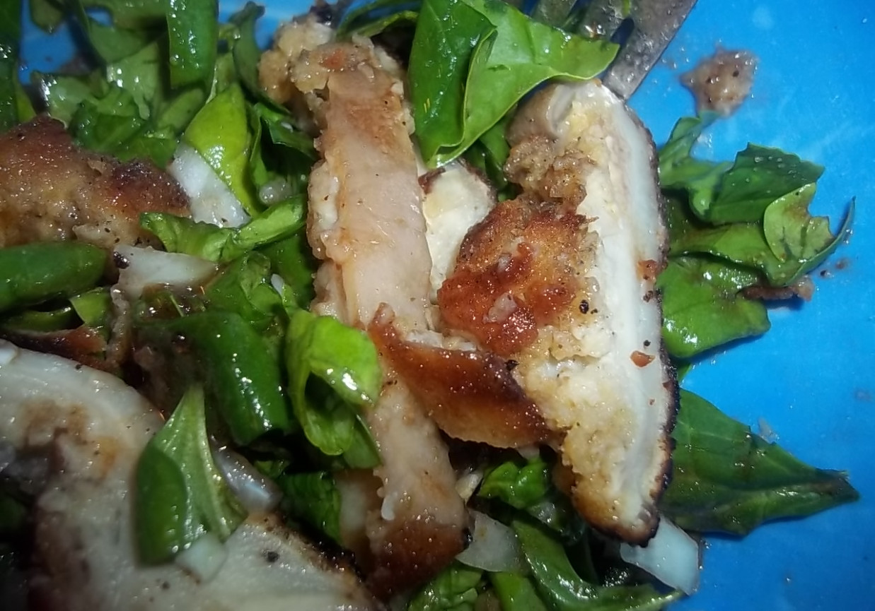 Sałatka ze szpinakiem i panierowanymi boczniakami foto