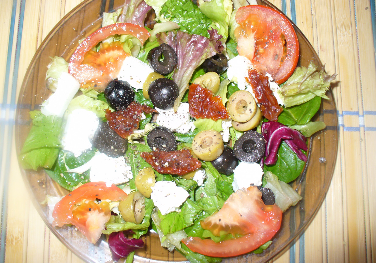 Sałatka ze szpinakiem, pomidorem , oliwkami i białym srem foto