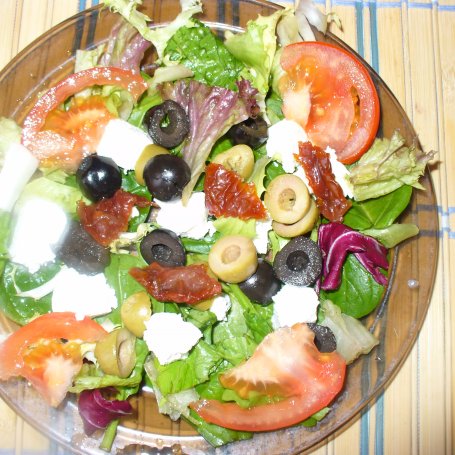 Krok 3 - Sałatka ze szpinakiem, pomidorem , oliwkami i białym srem foto