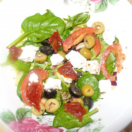 Krok 4 - Sałatka ze szpinakiem, pomidorem , oliwkami i białym srem foto