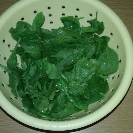 Krok 1 - Sałatka ze szpinakiem foto