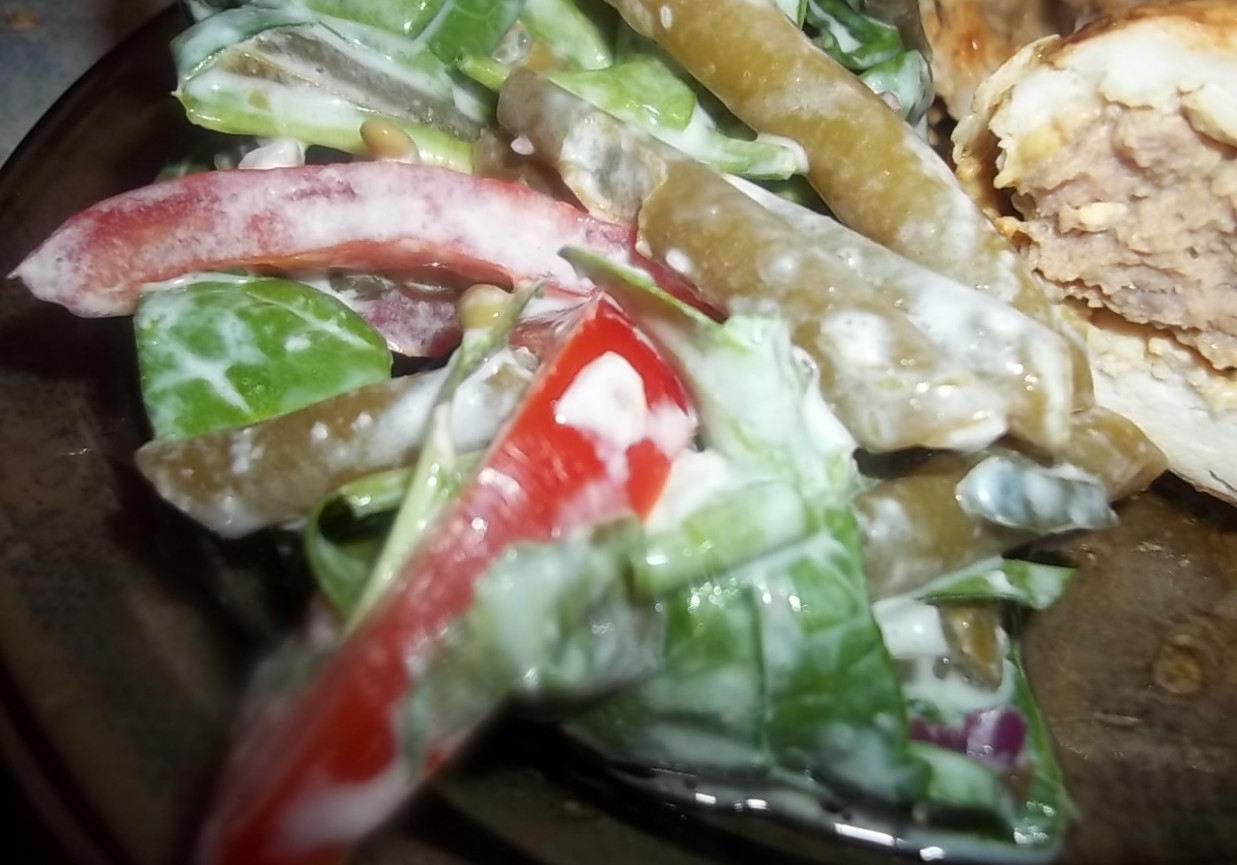 Sałatka ze szpinaku i fasolki szparagowej foto