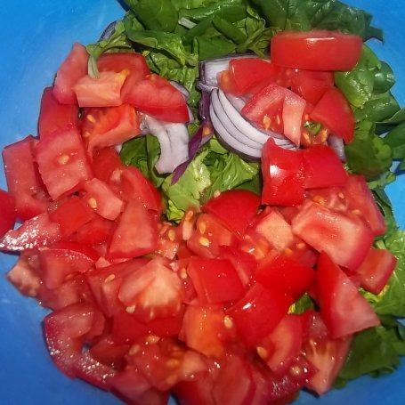 Krok 2 - Sałatka ze szpinaku i pomidorów foto