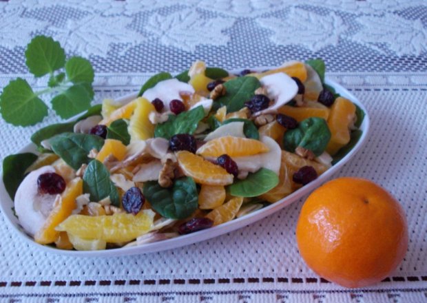 Fotografia przedstawiająca Sałatka ze szpinaku z mandarynkami, pomarańczą i pieczarek