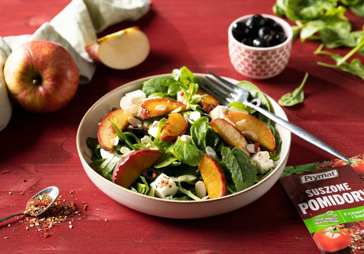 Sałatka ze szpinaku ze smażonym jabłkiem foto