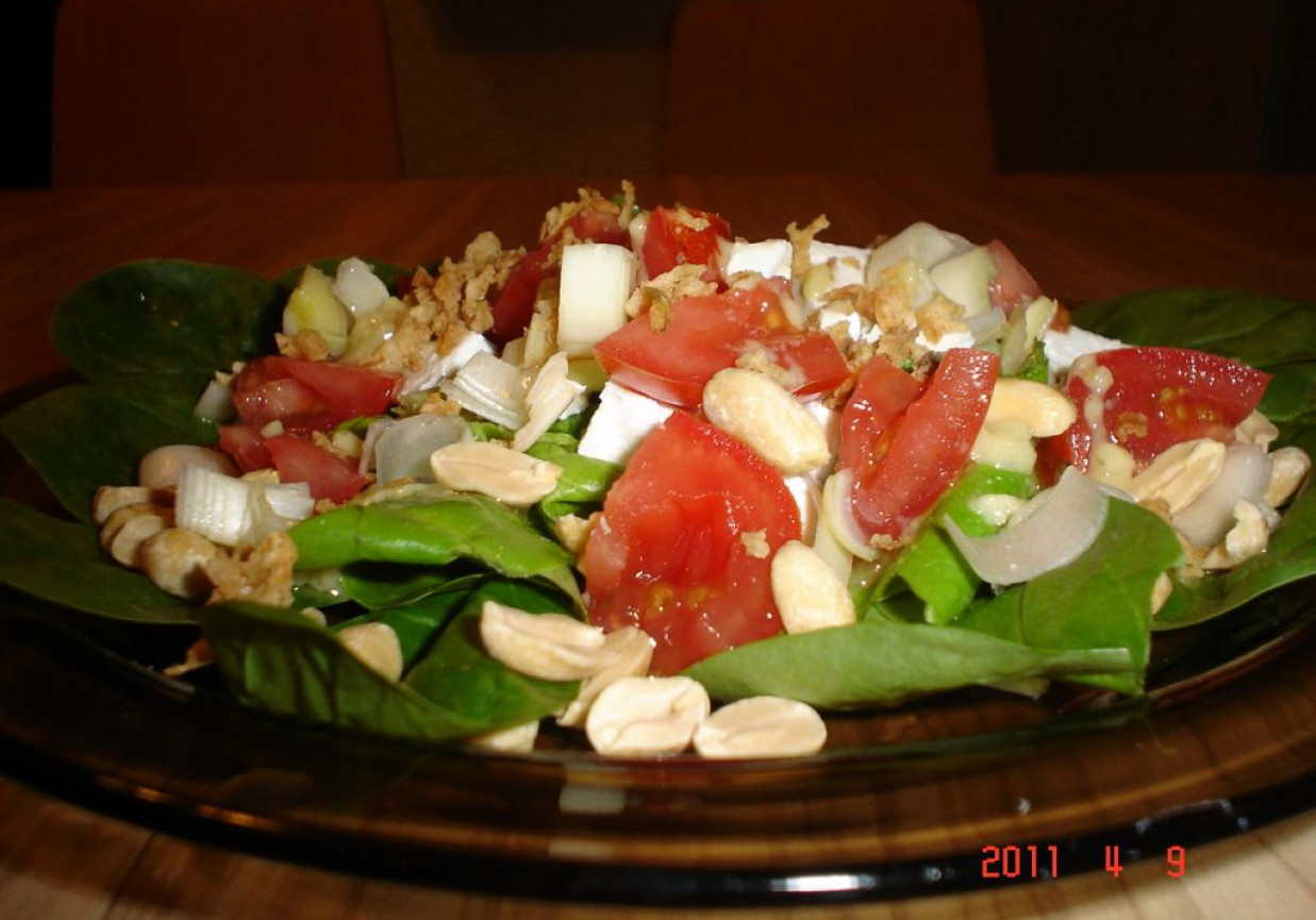 Sałatka ze szponakiem, fetą i orzeszkami ziemnymi foto