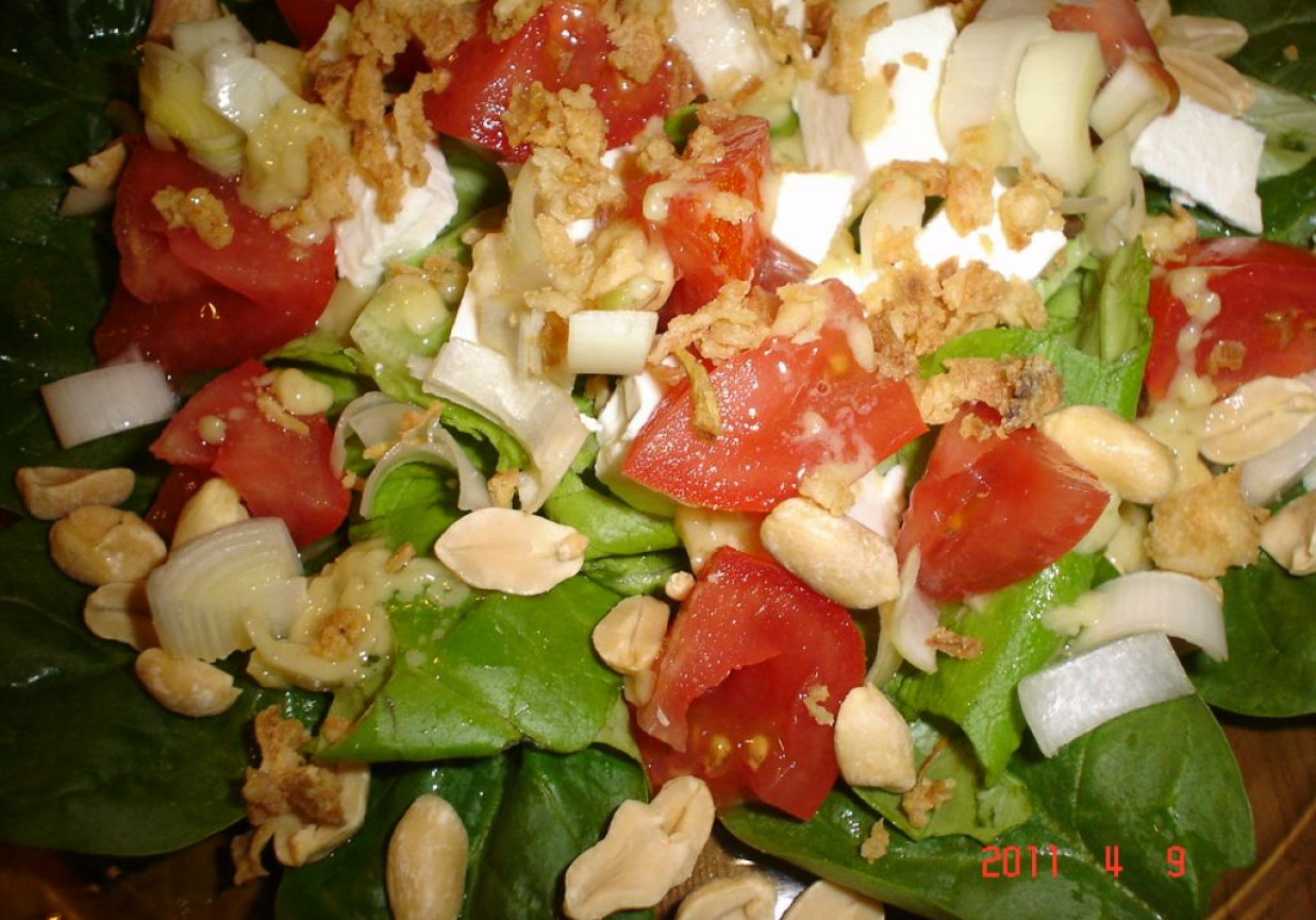 Sałatka ze szponakiem, fetą i orzeszkami ziemnymi foto