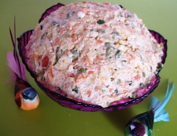 Fotografia przedstawiająca Sałatka ziemniaczana, warzywna z jajkiem