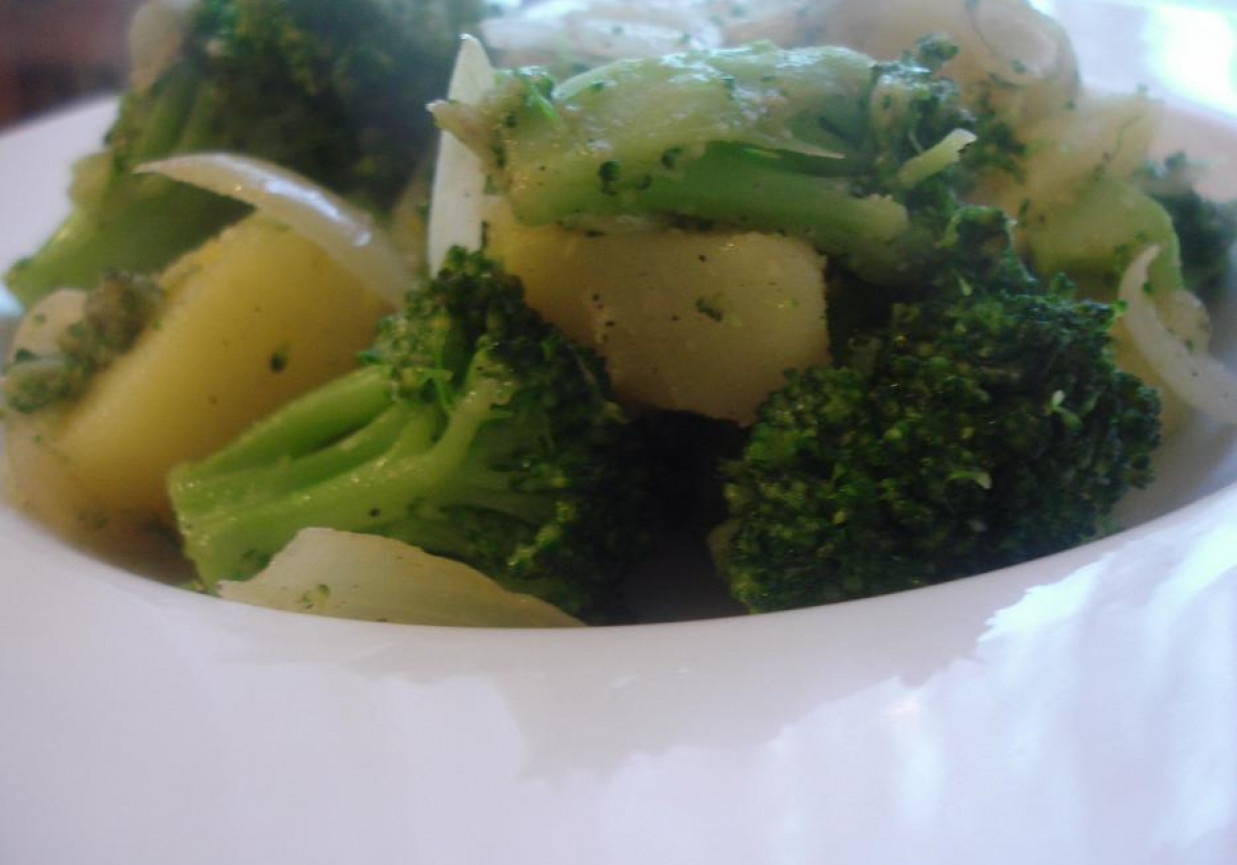 Sałatka ziemniaczana z brokułami i skórką cytrynową foto