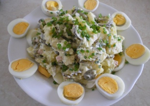 Fotografia przedstawiająca Sałatka ziemniaczana z jajkami