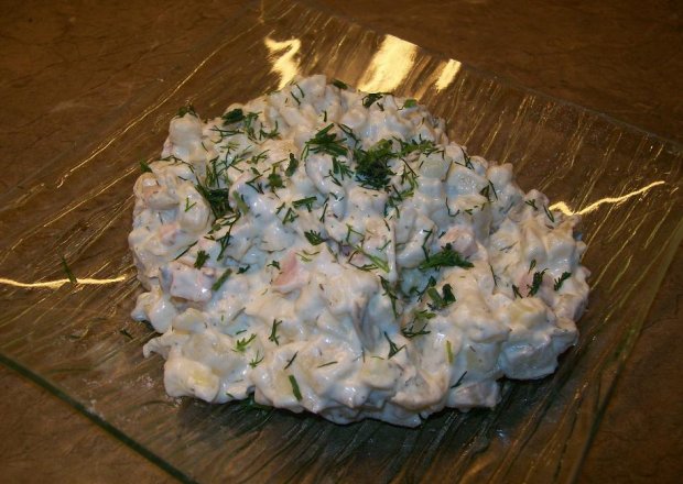 Fotografia przedstawiająca salatka ziemniaczana z jajkiem, groszkiem, szynka i koprem