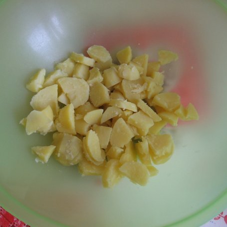 Krok 1 - Sałatka ziemniaczana z kaparami i żółtym serem foto