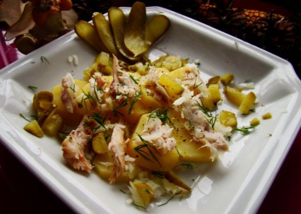 Fotografia przedstawiająca Sałatka ziemniaczana z makrelą i cebulką