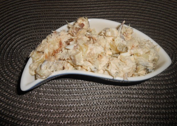 Fotografia przedstawiająca Sałatka ziemniaczana z makrelą i pieczarkami