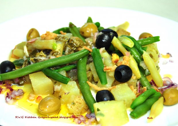 Fotografia przedstawiająca Sałatka ziemniaczana z oliwkami i fasolką szparagową