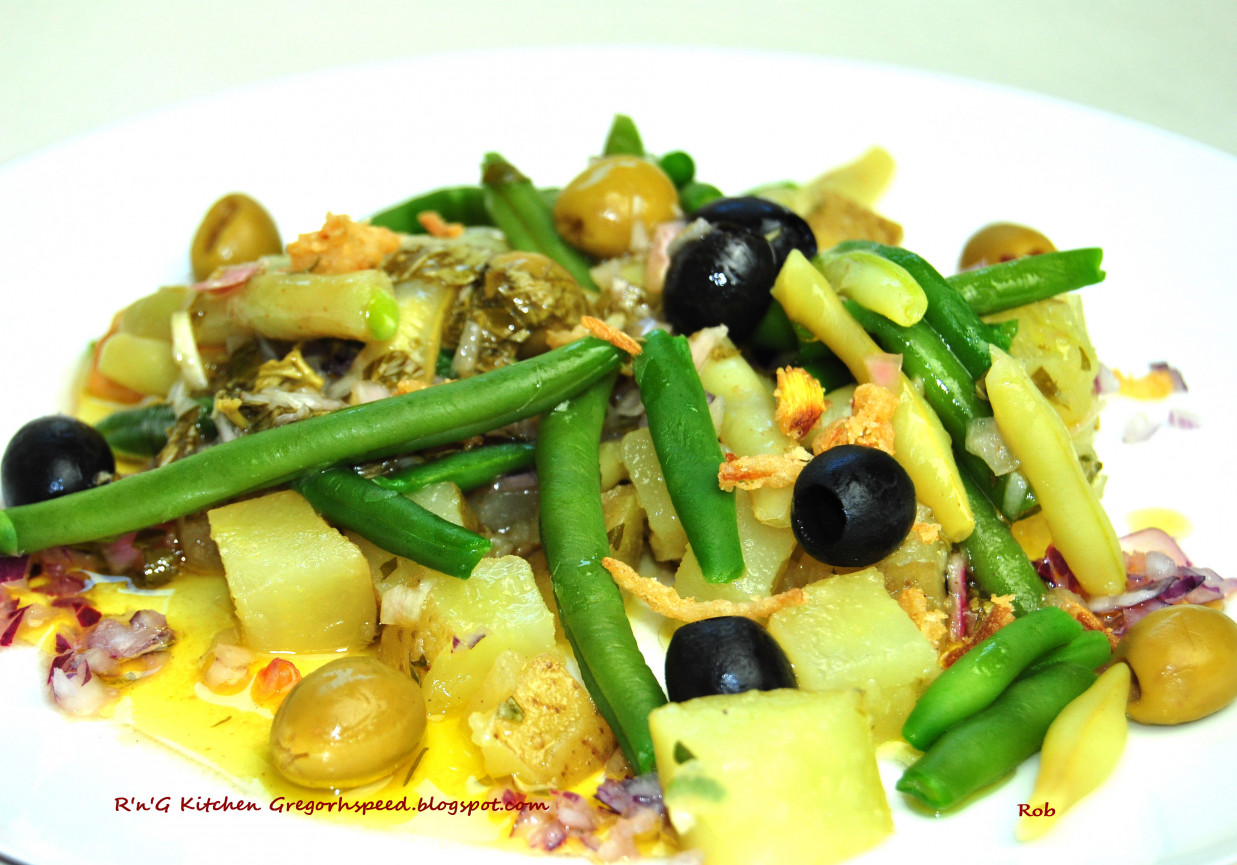 Sałatka ziemniaczana z oliwkami i fasolką szparagową foto