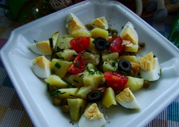 Fotografia przedstawiająca Sałatka ziemniaczana  z oliwkami i jajkiem