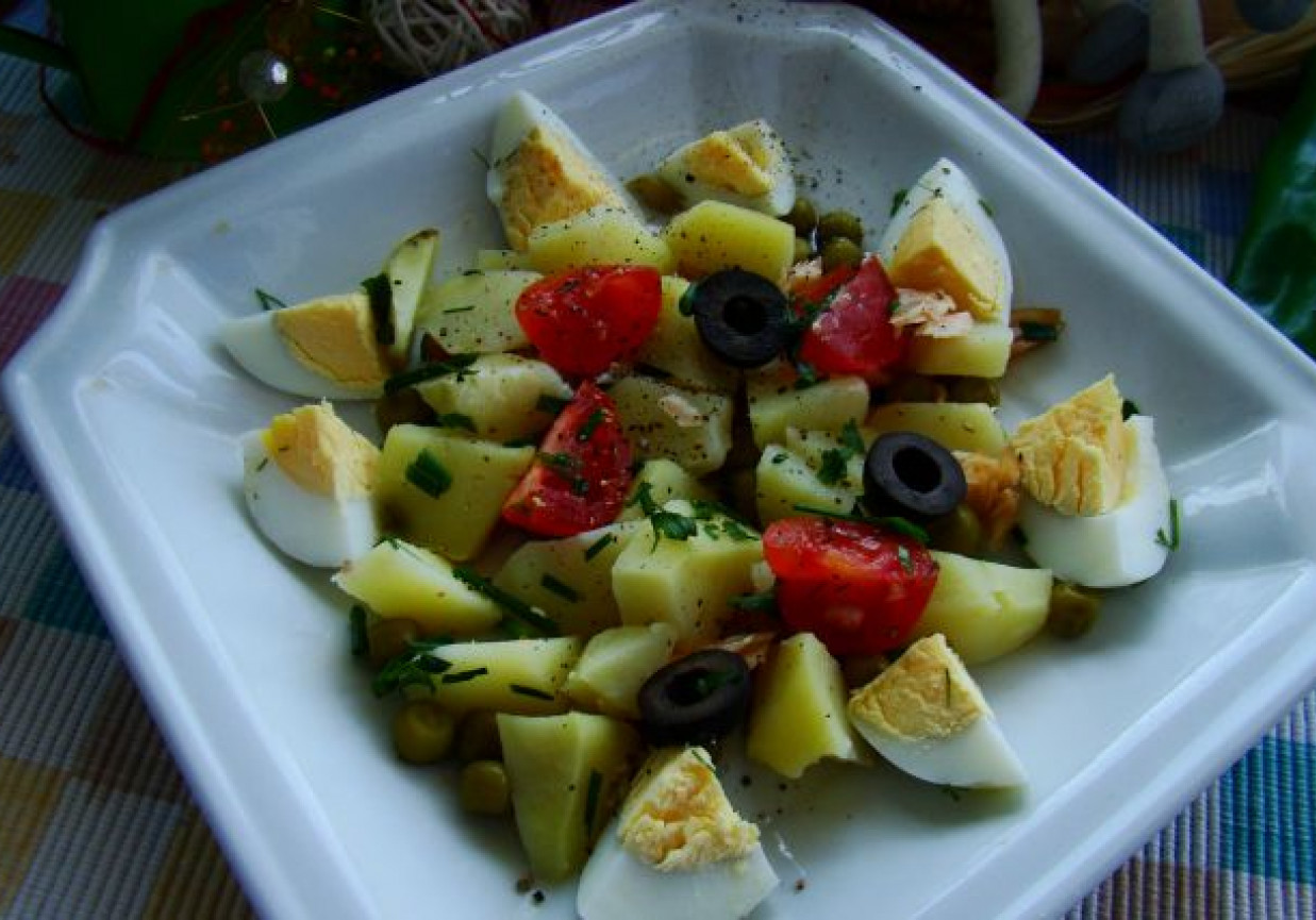 Sałatka ziemniaczana  z oliwkami i jajkiem foto