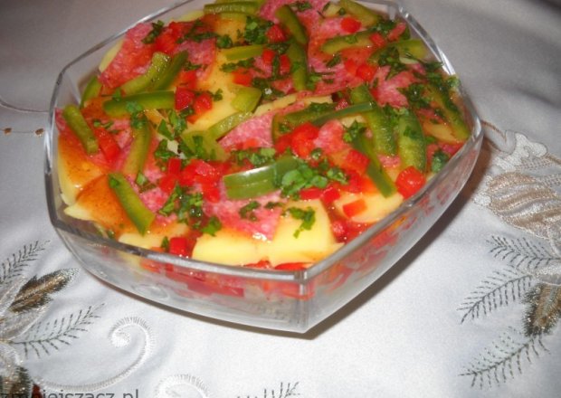 Fotografia przedstawiająca sałatka  ziemniaczana z salami