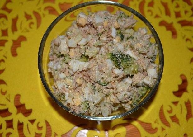 Fotografia przedstawiająca Sałatka ziemniaczana z tuńczykiem i brokułem