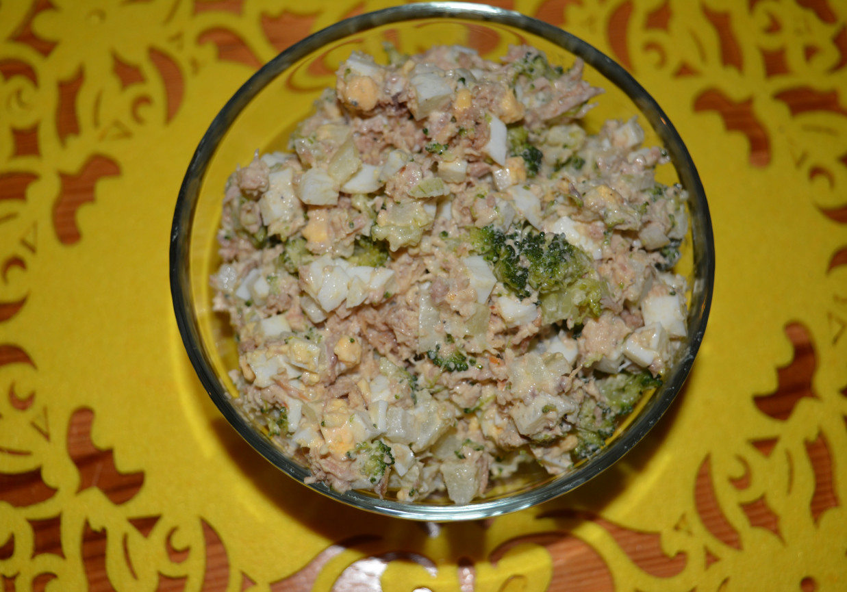 Sałatka ziemniaczana z tuńczykiem i brokułem foto