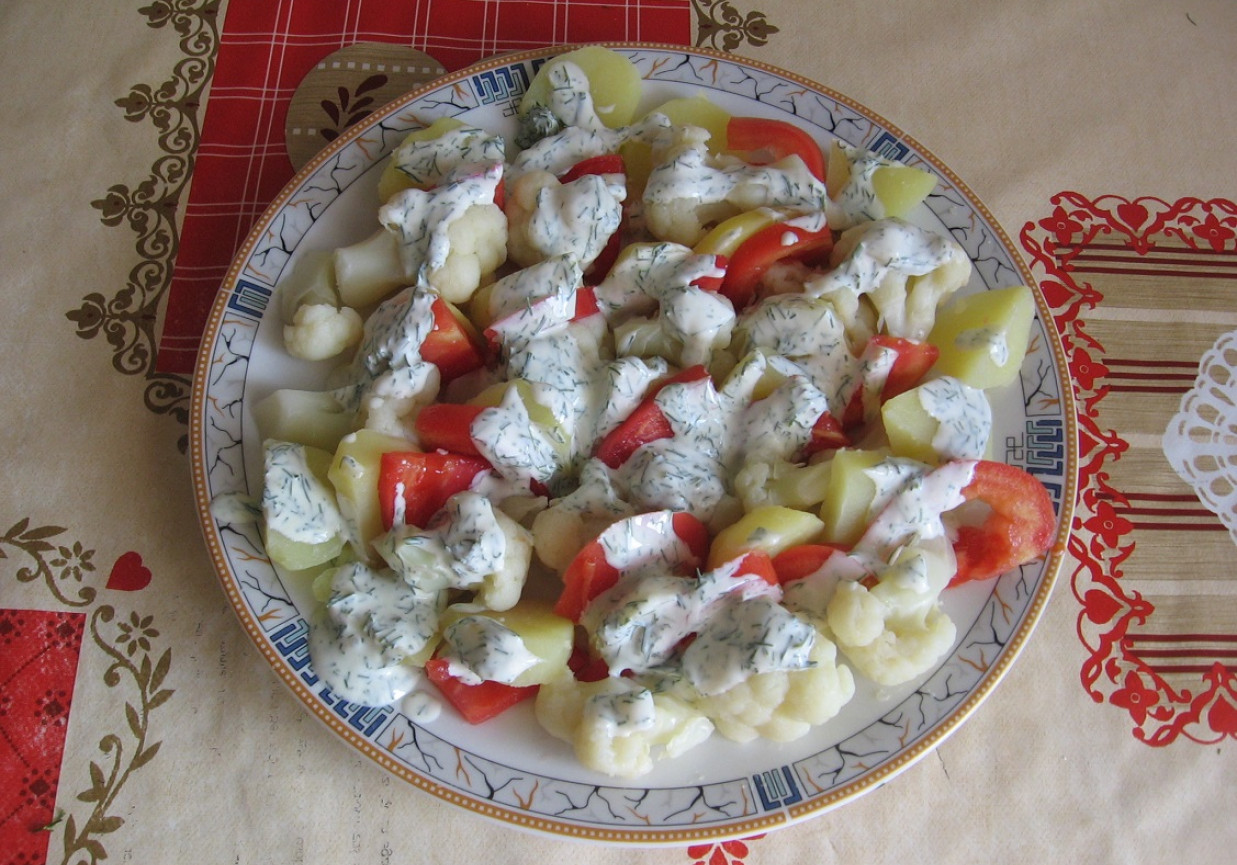 Sałatka ziemniaczano-kalafiorowa w sosie koperkowym foto