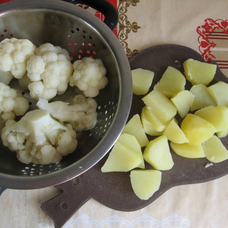 Krok 1 - Sałatka ziemniaczano-kalafiorowa w sosie koperkowym foto