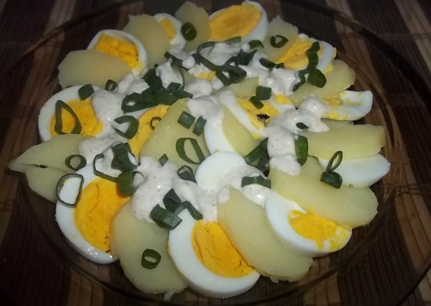Fotografia przedstawiająca Sałatka ziemniaczano-jajeczna