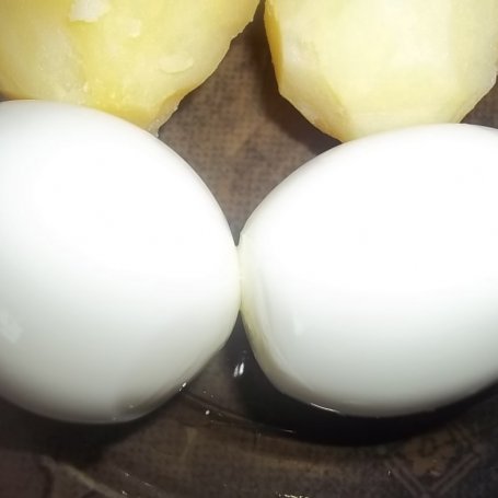 Krok 2 - Sałatka ziemniaczano-jajeczna foto