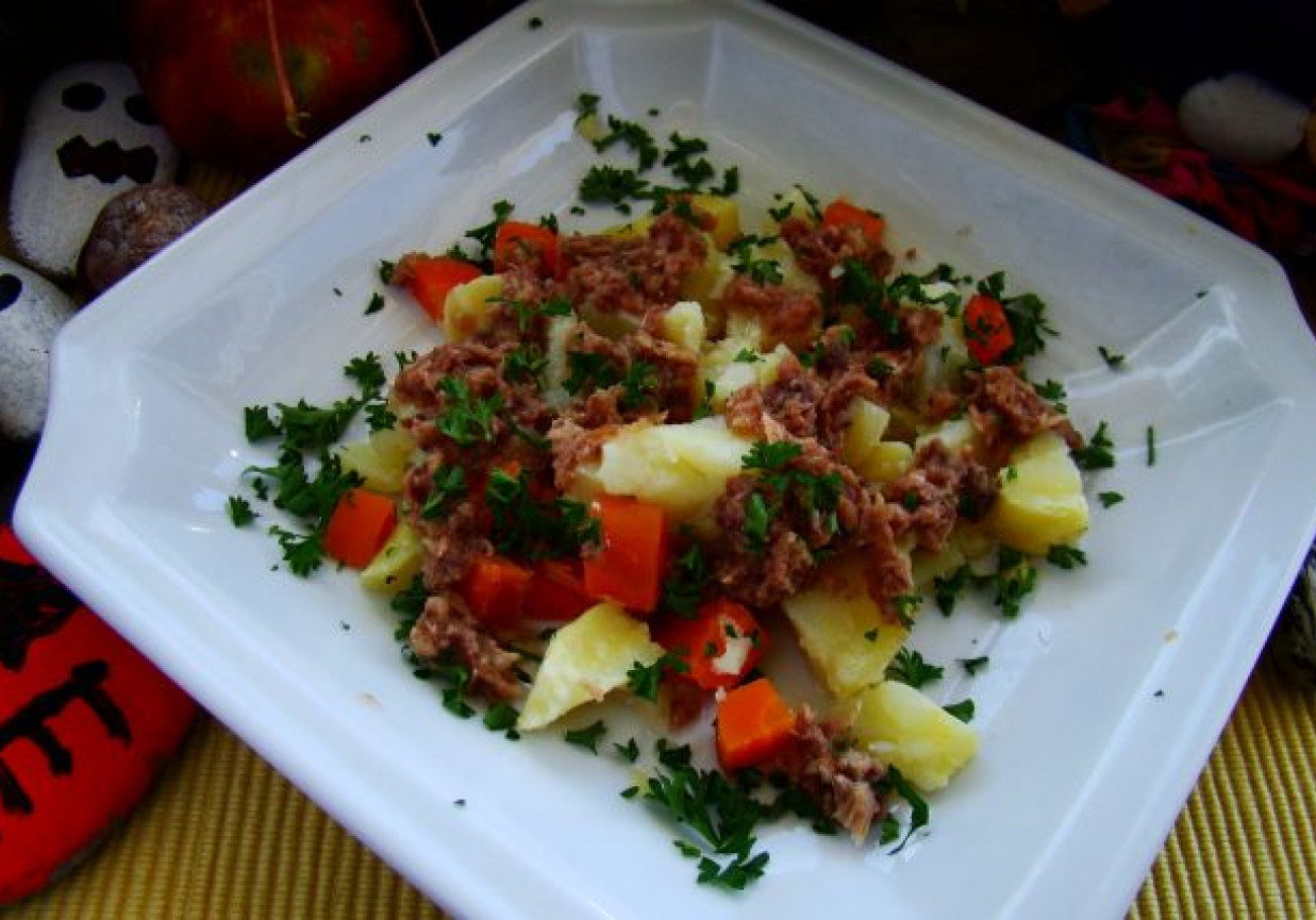 Sałatka ziemniaczano-marchewkowa  z tuńczykiem foto