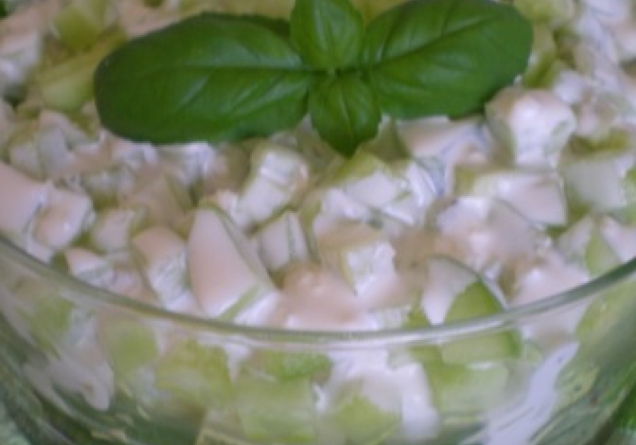 Sałatka ziemniaczano-ogórkowa z sosem foto