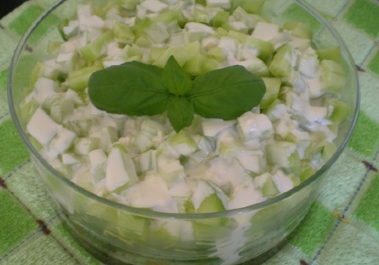 Sałatka ziemniaczano-ogórkowa z sosem foto