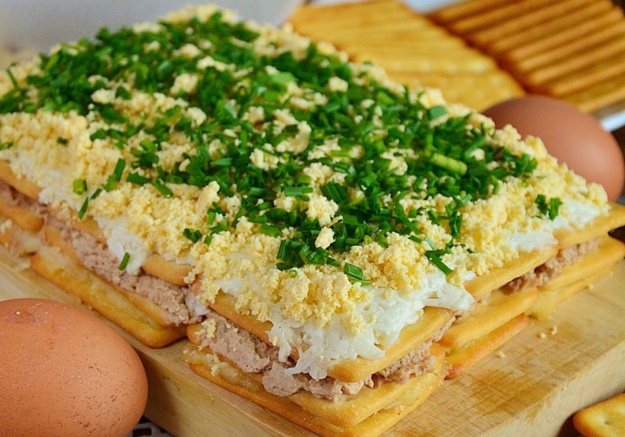 Sałatkowe Ciasto czyli Sałatka z tuńczykiem na krakersach foto