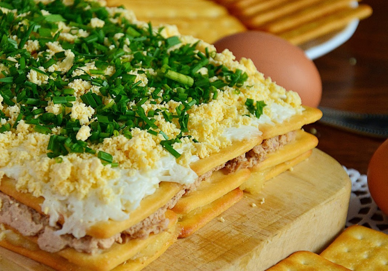Sałatkowe Ciasto czyli Sałatka z tuńczykiem na krakersach foto