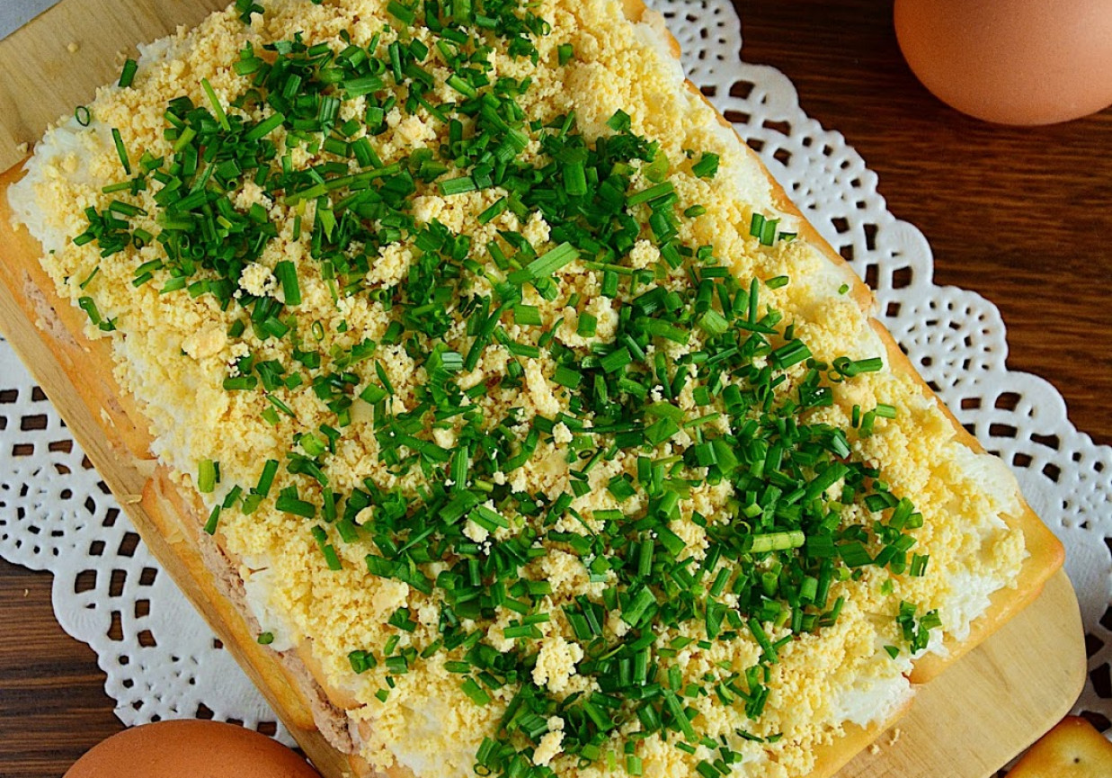 Sałatkowe Ciasto czyli Sałatka z tuńczykiem na krakersach foto