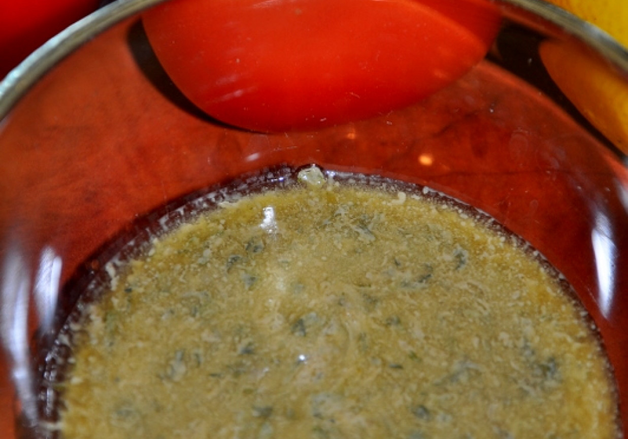 Sałatkowy sos z kaparami foto