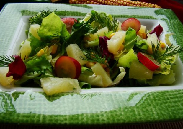 Fotografia przedstawiająca Sałaty z owocami i sosem