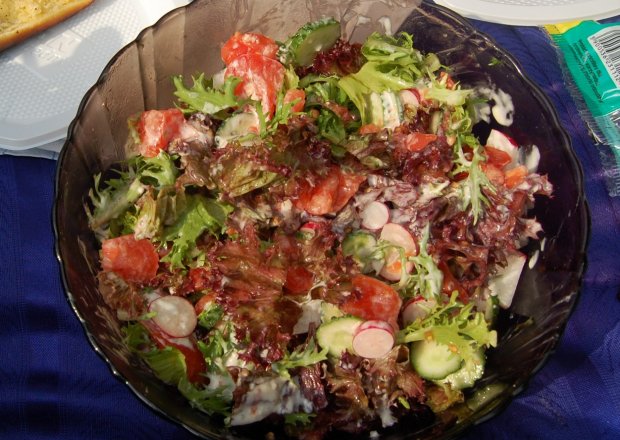 Fotografia przedstawiająca sałaty z sosem chrzanowym