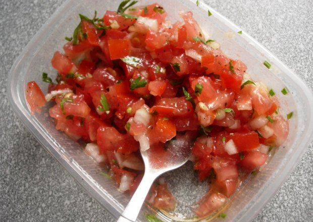 Fotografia przedstawiająca Salsa pomidorowa do pieczonych ziemniaków