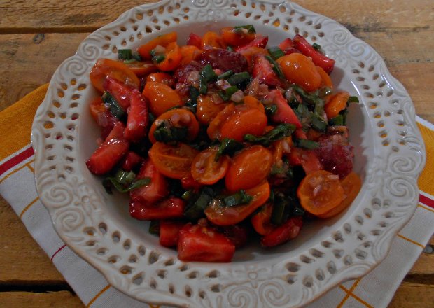 Fotografia przedstawiająca Salsa pomidorowo-truskawkowa ze szczypiorkiem
