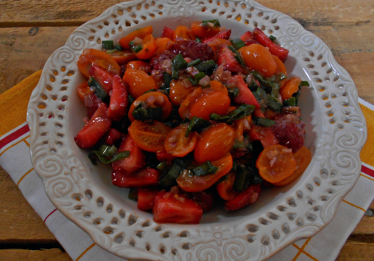 Salsa pomidorowo-truskawkowa ze szczypiorkiem foto