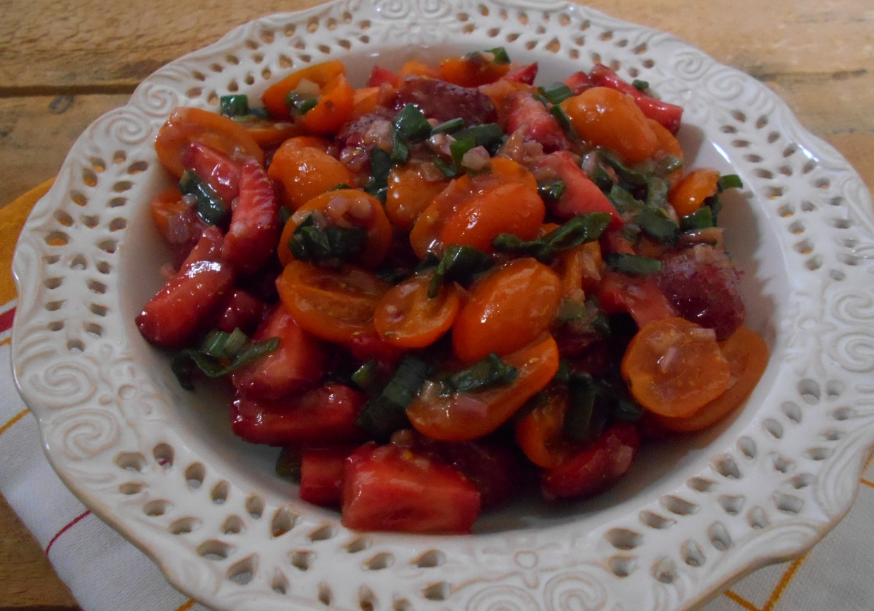 Salsa pomidorowo-truskawkowa ze szczypiorkiem foto