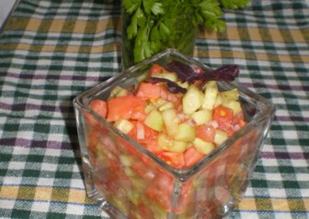 Fotografia przedstawiająca Salsa z pomidorów i ogórków
