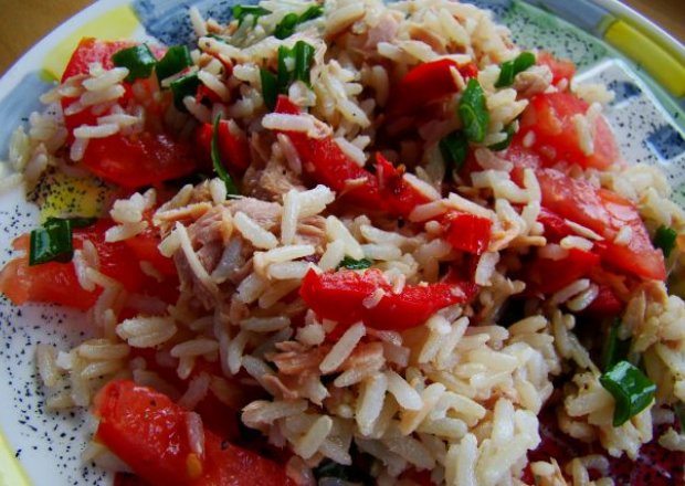 Fotografia przedstawiająca Sałtak z ryżu pełnoziarnistego z tuńczykiem i pomidorem